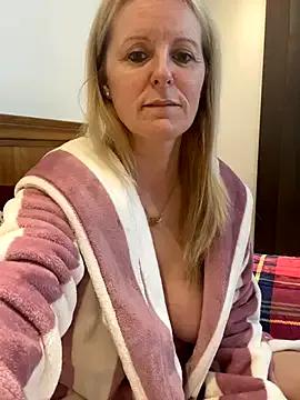 StripChat madamlillyrose is Private madamlillyrose — Moisturise body